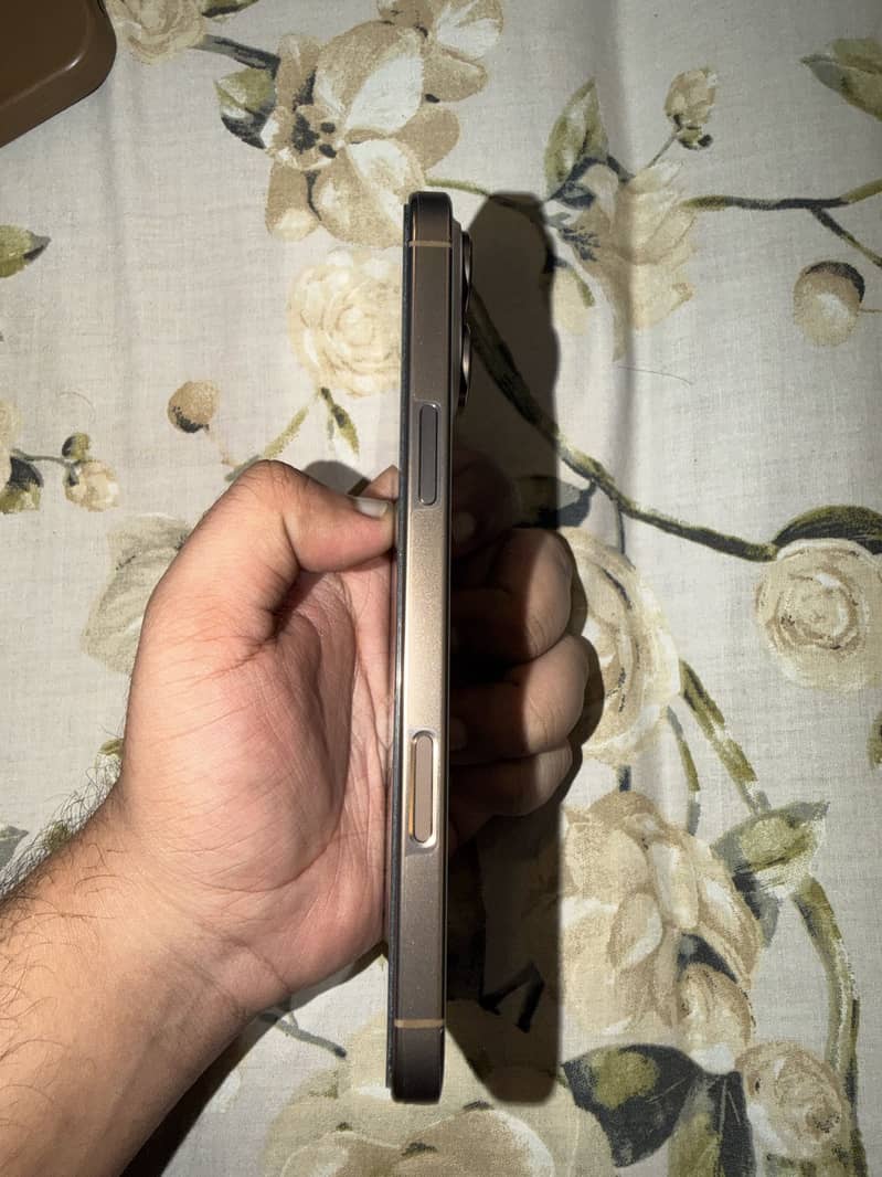 Apple iPhone 16 Pro Max 5