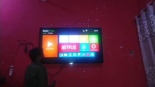 Akira 4k LED TV wirh wall mount
