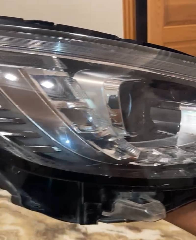 MG HS Driver Side Headlight 1