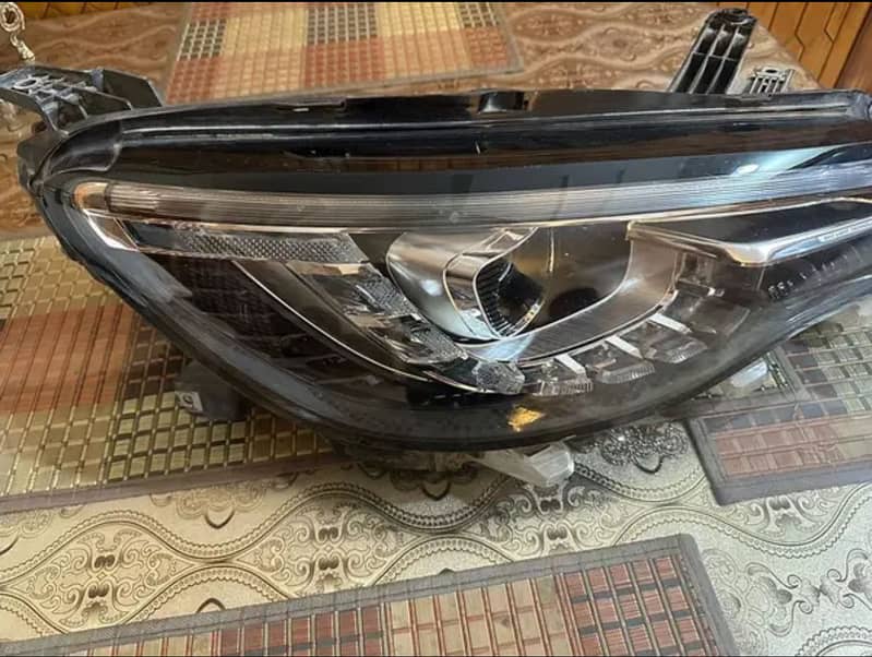 MG HS Driver Side Headlight 2