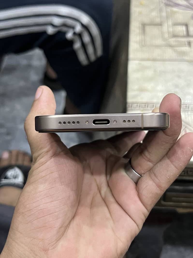 Apple iPhone 16 Pro 1