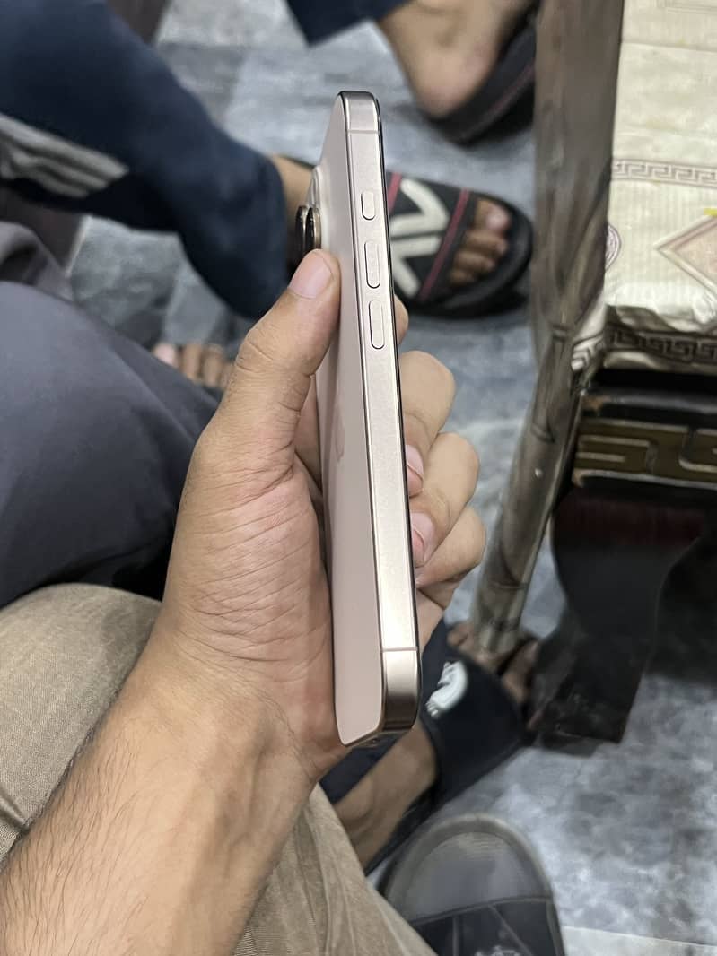 Apple iPhone 16 Pro 4