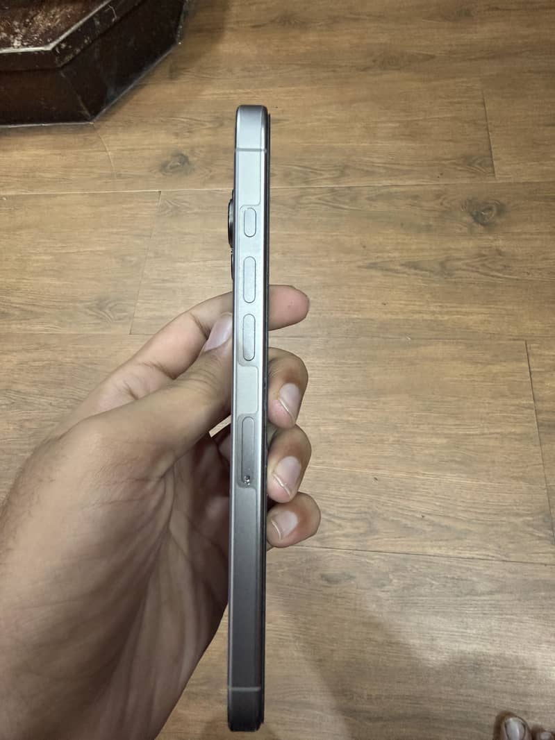 Apple iPhone 16 Pro Max 2