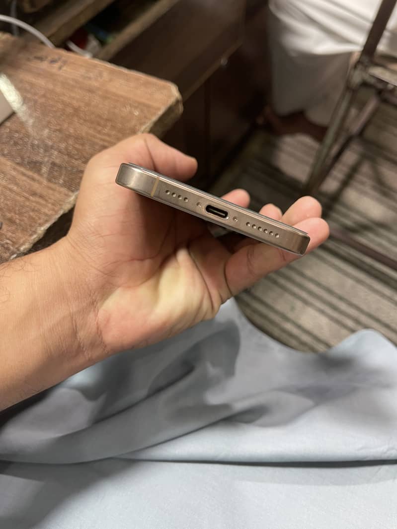 Apple iPhone 16 Pro Max 4