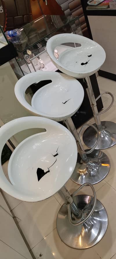 3 chair hain condition apky samny hai urgent sale