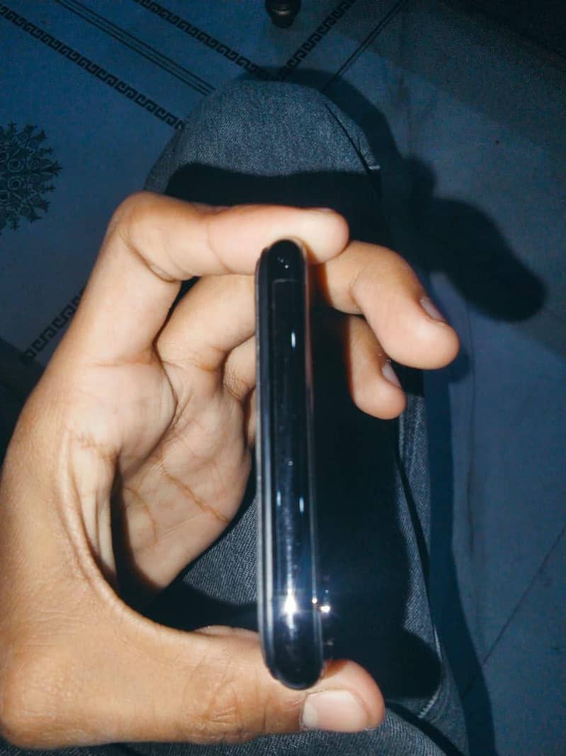 Apple iPhone XS Max 4