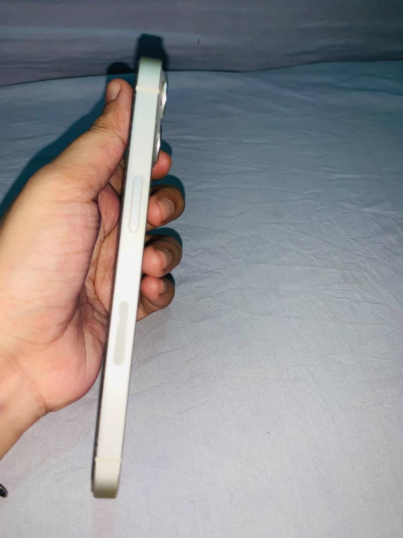 Apple iPhone 13 5