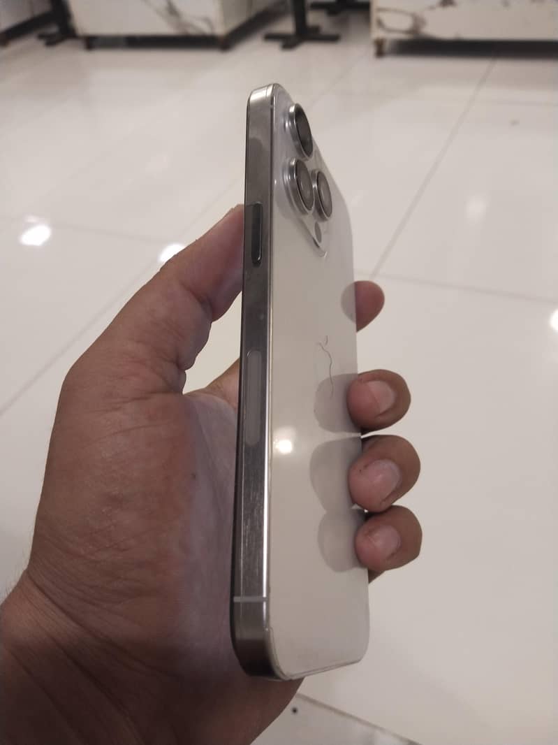 Apple iPhone 15 Pro Max 3