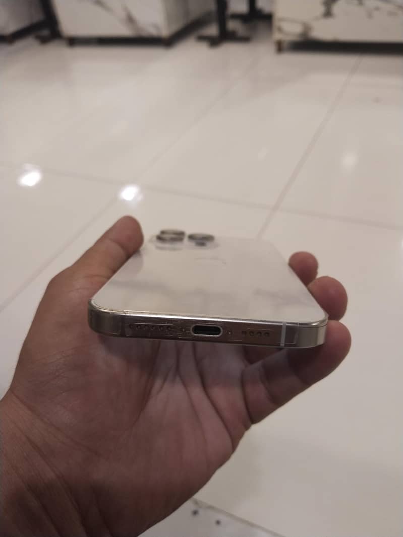Apple iPhone 15 Pro Max 4