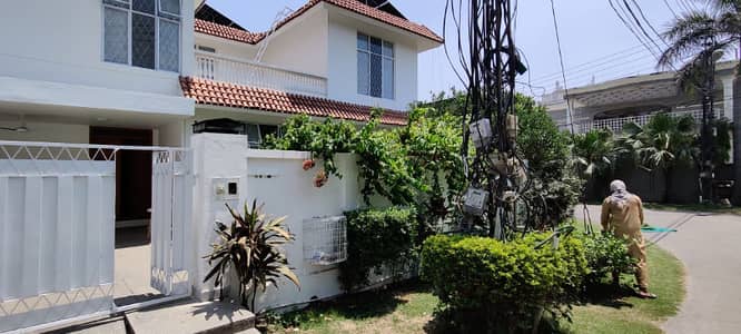 10 marla Full house proper double +5 bedroom bajlii panii gass not Available near parck face masjid