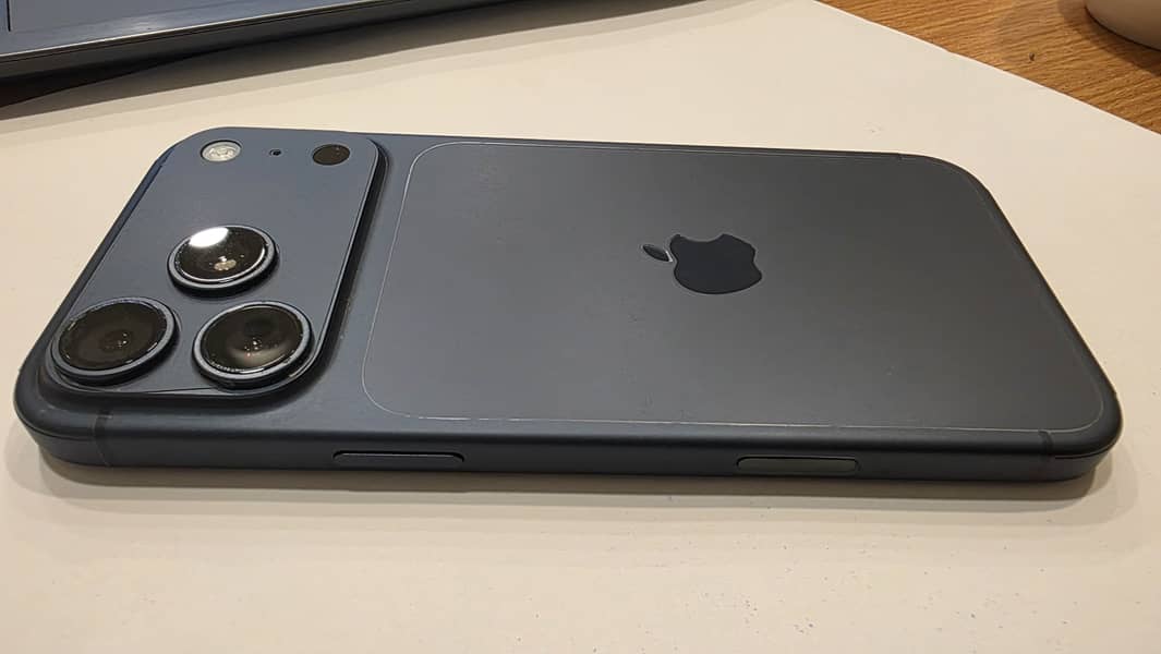 Apple iPhone 17 Pro Max 6