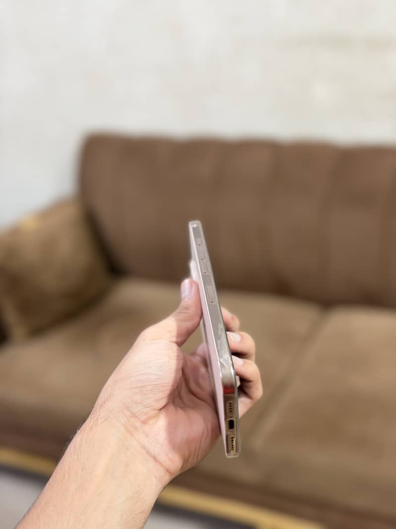Apple iPhone 16 Pro Max 4