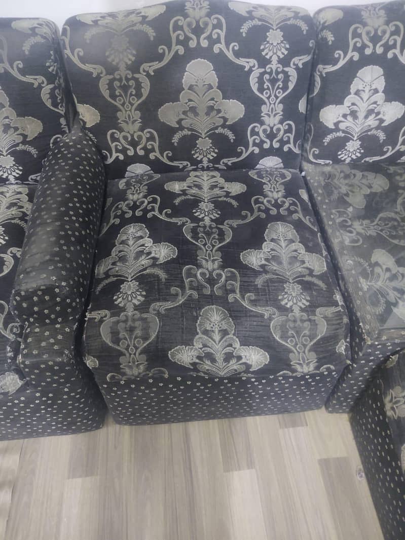 Black L-shapped sofas 0