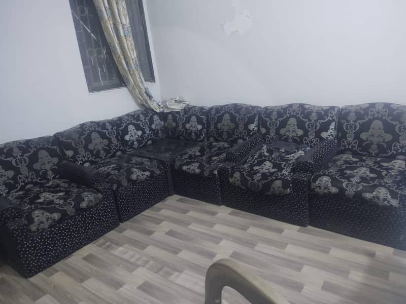 Black L-shapped sofas 1