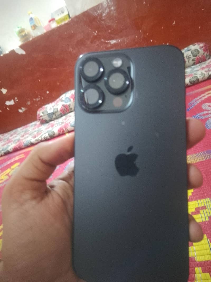 iPhone 15 Pro Max 4