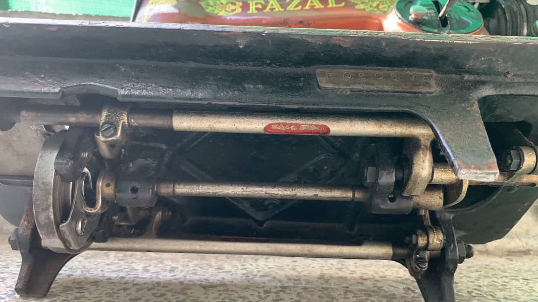 Sewing Machine (perfectly working) 4