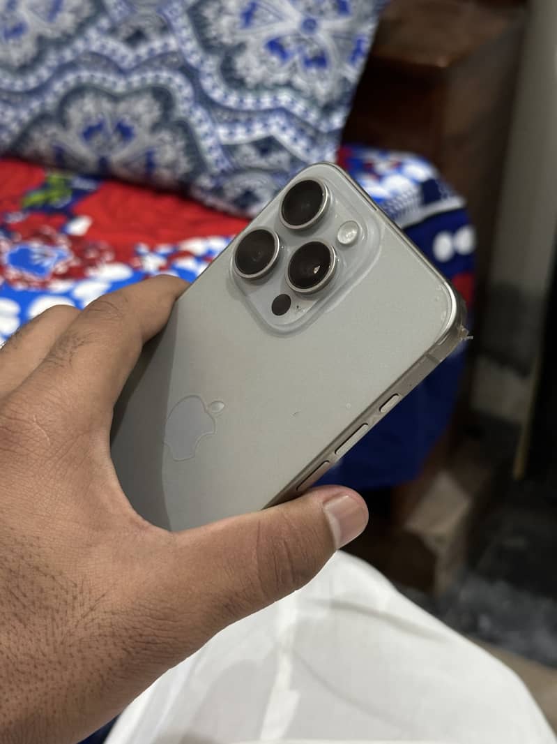 Apple iPhone 15 Pro Max 4