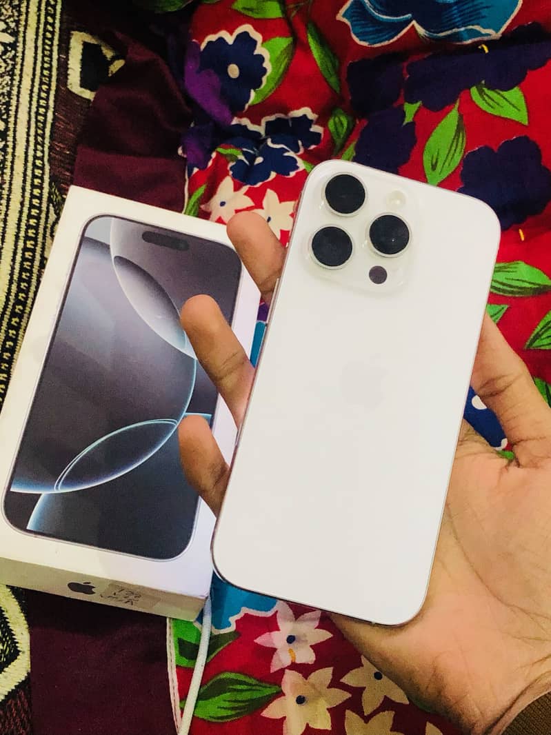 Apple iPhone 16 Pro 0