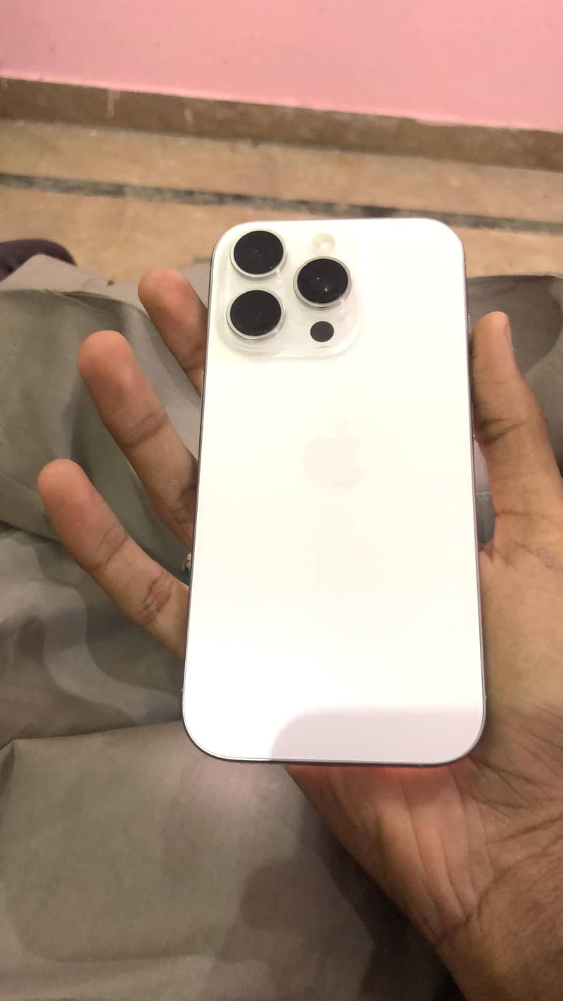 Apple iPhone 16 Pro 3