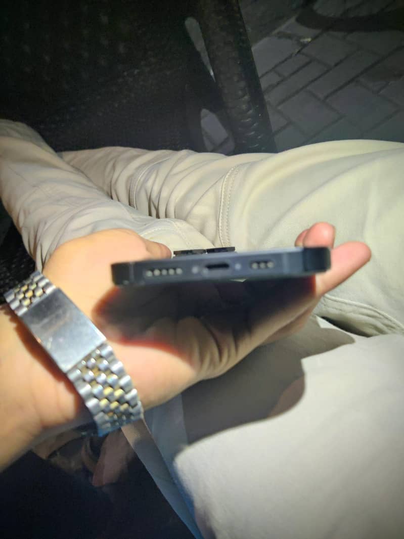 Apple iPhone 14 Pro black colour 4
