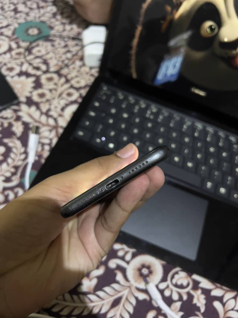 Apple iPhone 11 4