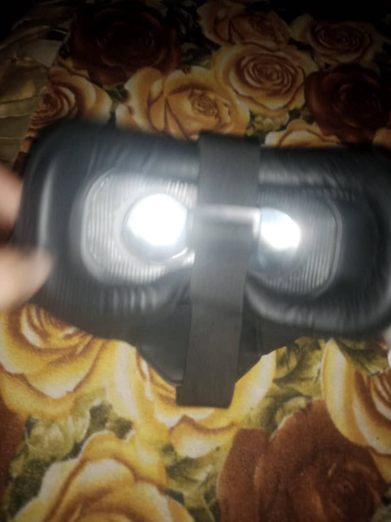 VR Box With Remote - 3D Virtual Glasses - Good Condition 2