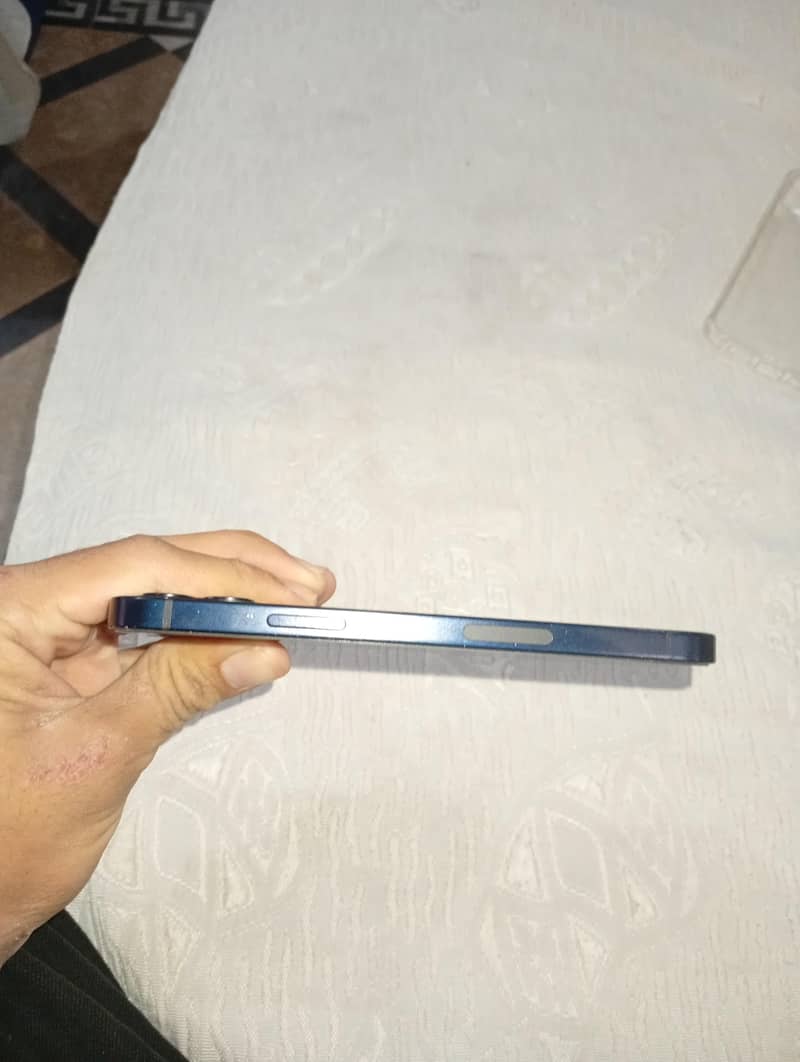 Apple iPhone 12 4