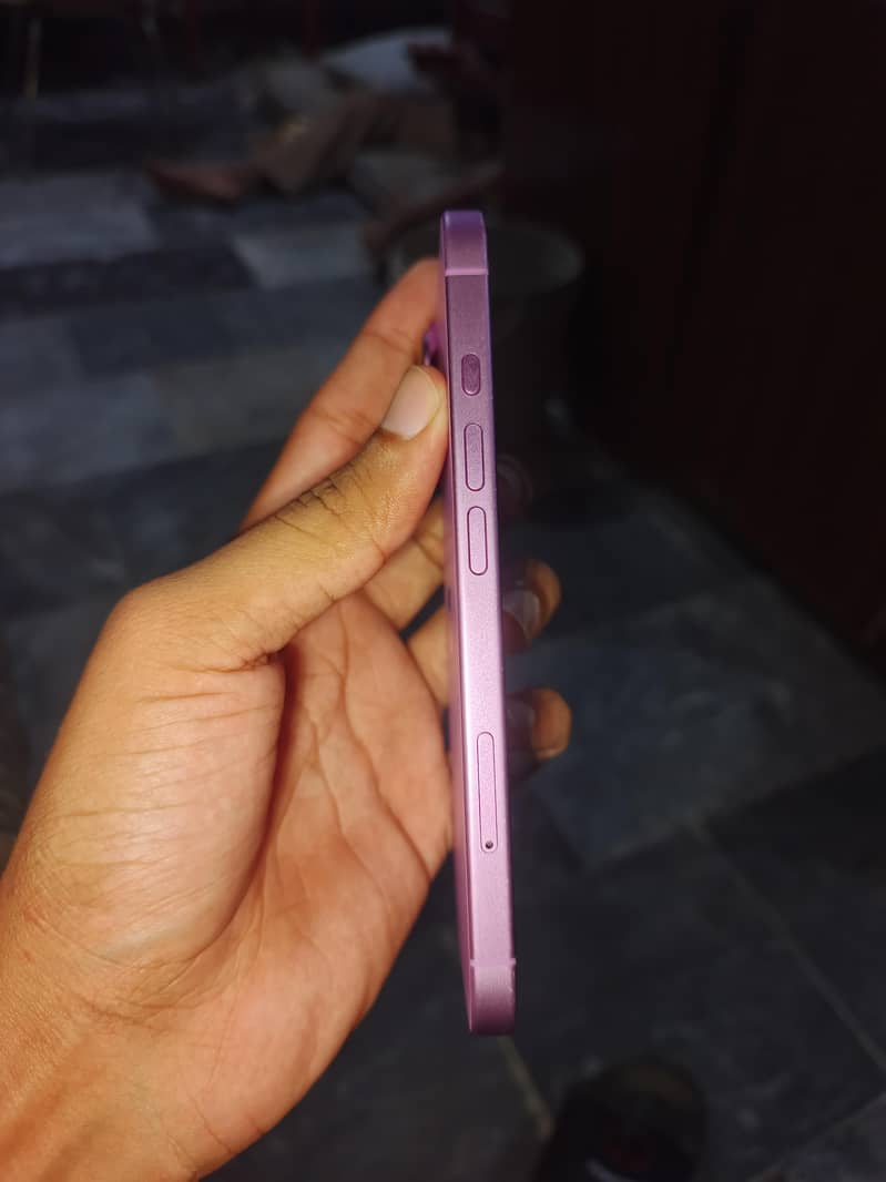 Apple iPhone 16 2