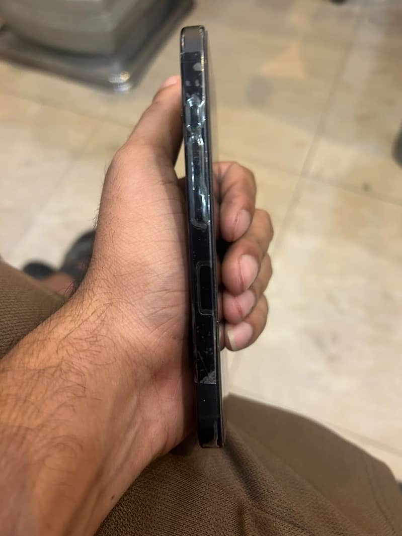 Apple iPhone 16 Pro 2