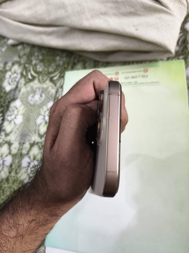 Apple iPhone 16 Pro Max 4