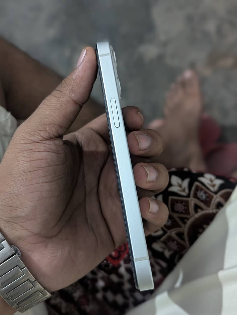 Apple iPhone 13 sim glitch 2