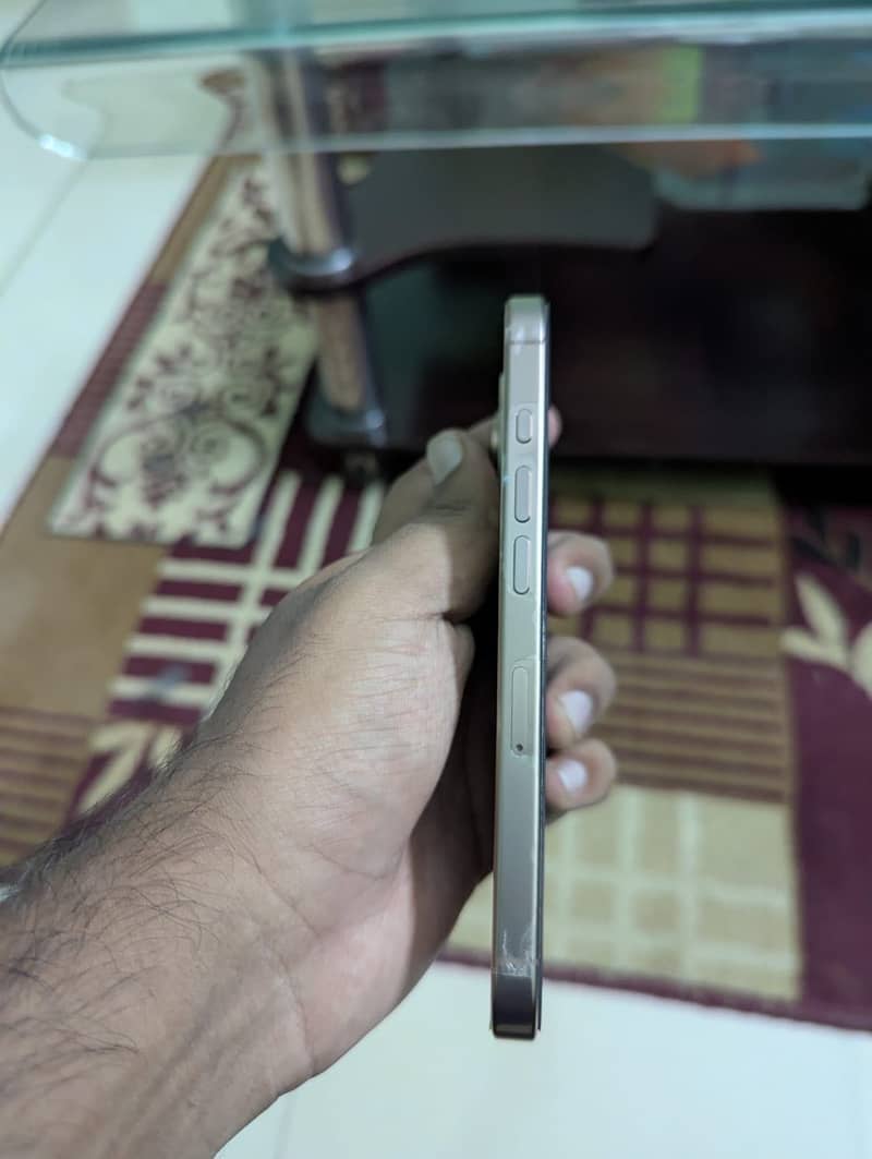 Apple iPhone 16 Pro 3