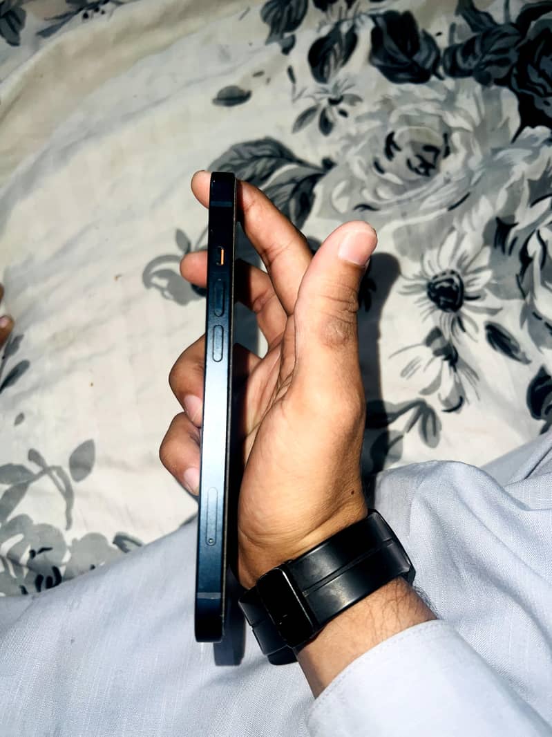 Apple iPhone 13 4