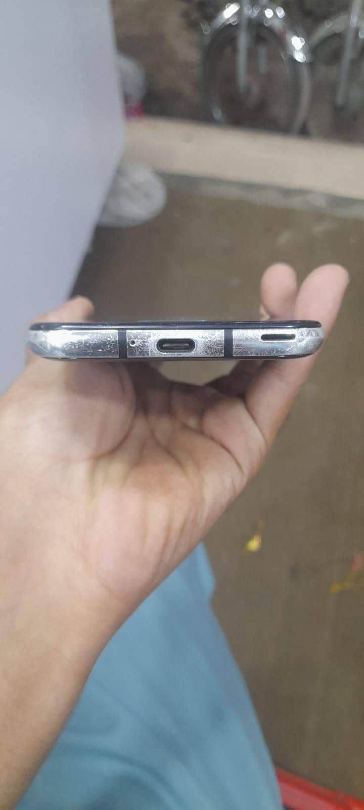 Sharp Aquos R2 4