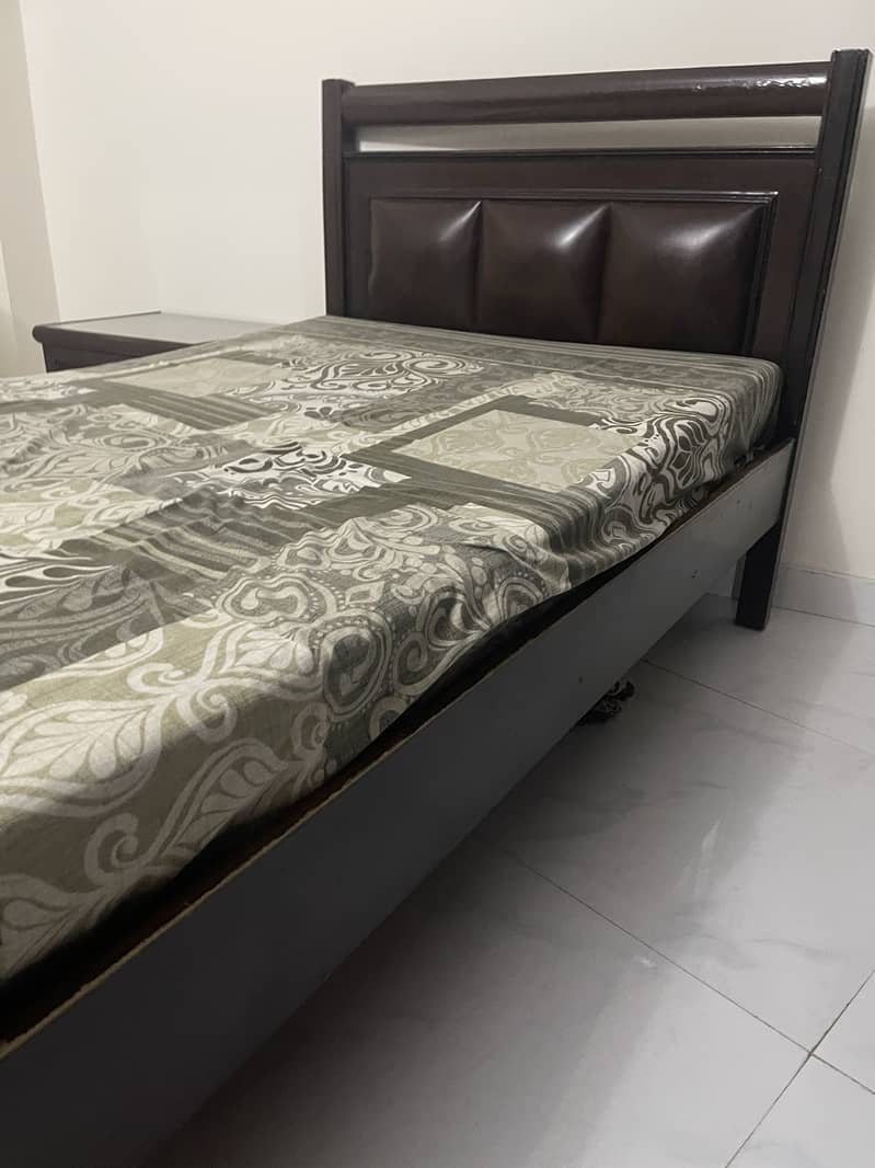 Single size brown bed 0
