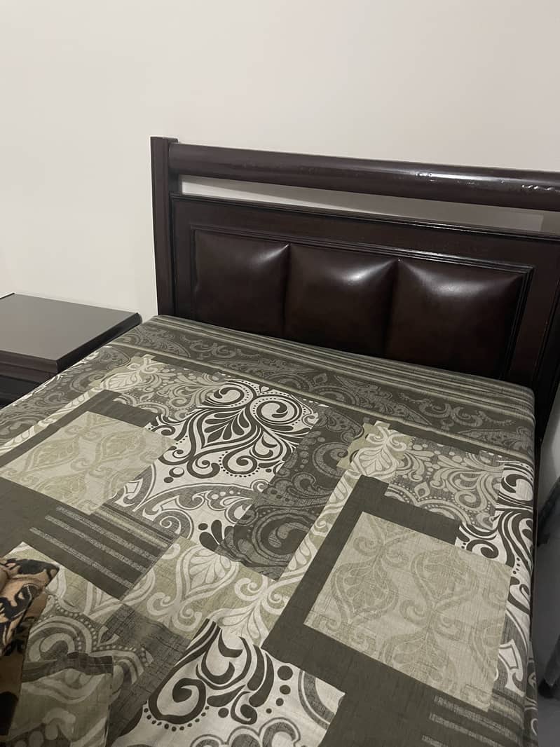Single size brown bed 3