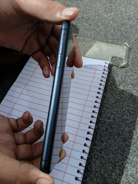 Apple iPhone 11 3