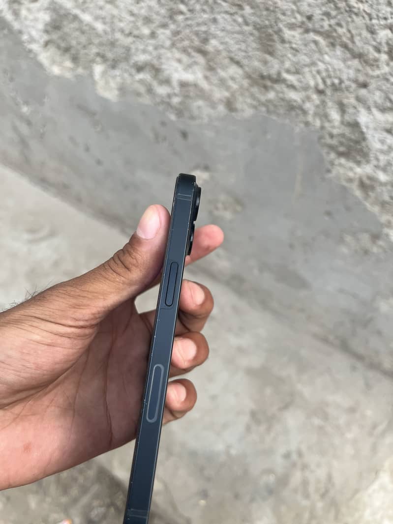 Apple iPhone 13 5