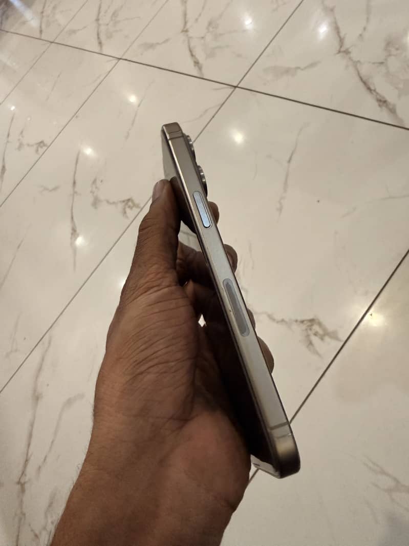 Apple iPhone 15 Pro Max 4