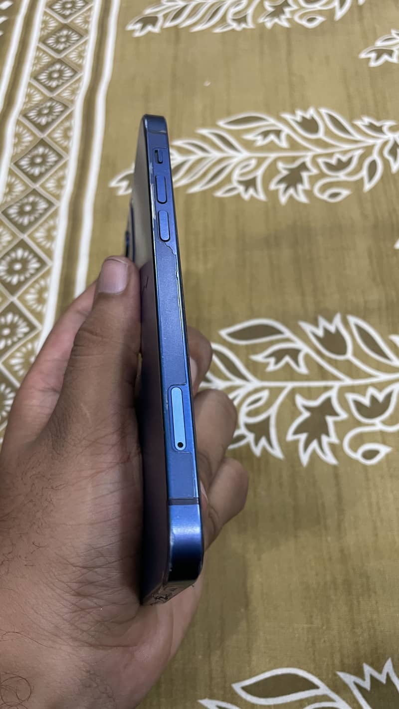Apple iPhone 12 4