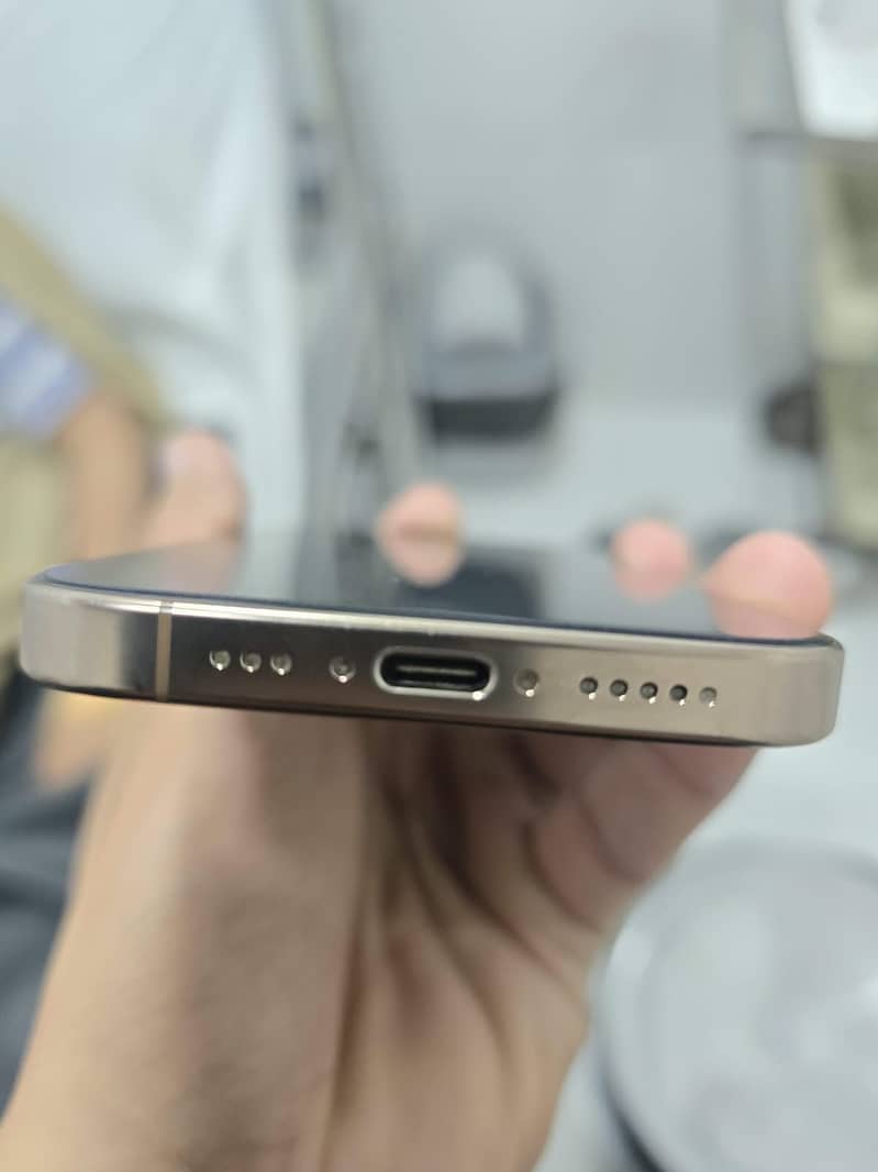 Apple iPhone 16 Pro 3