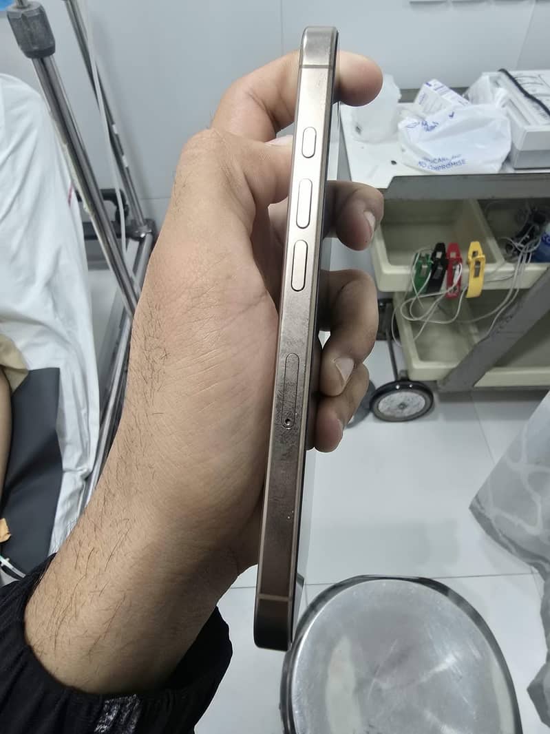 Apple iPhone 16 Pro 4