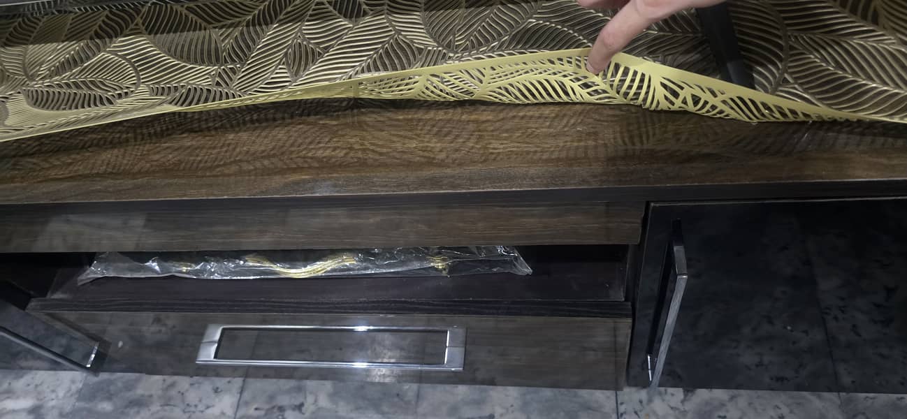 Imported Console/ LED Table 6