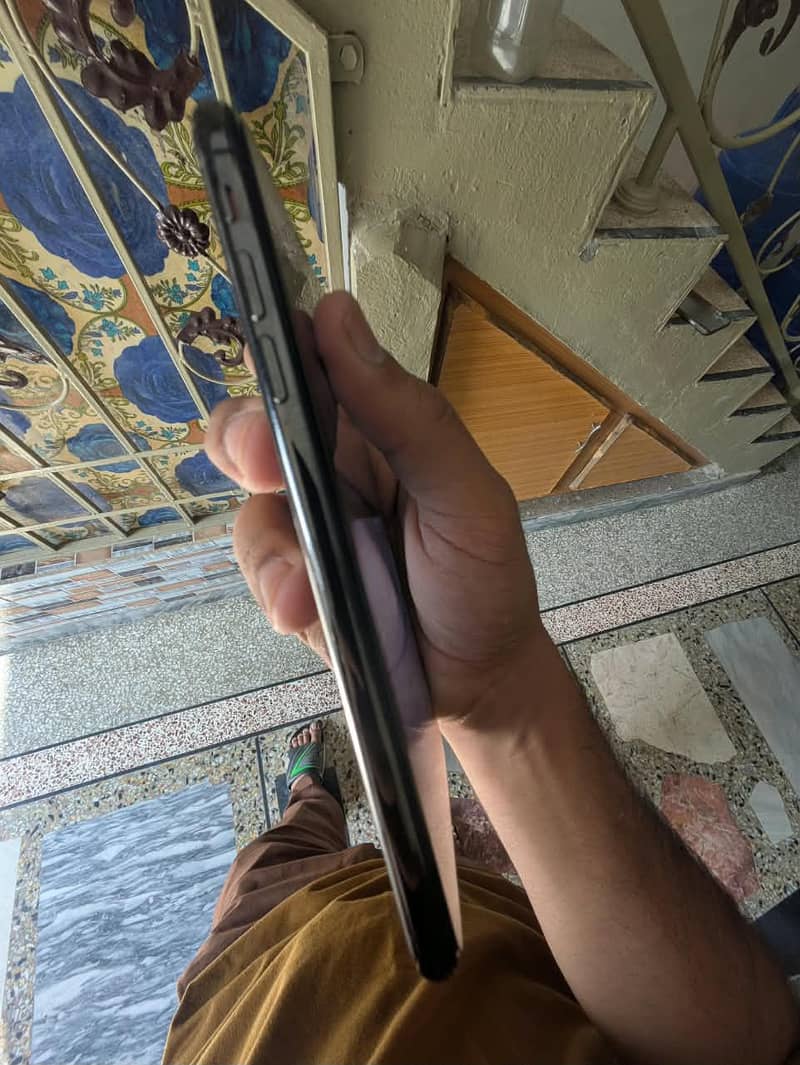 Apple iPhone XS Max 3