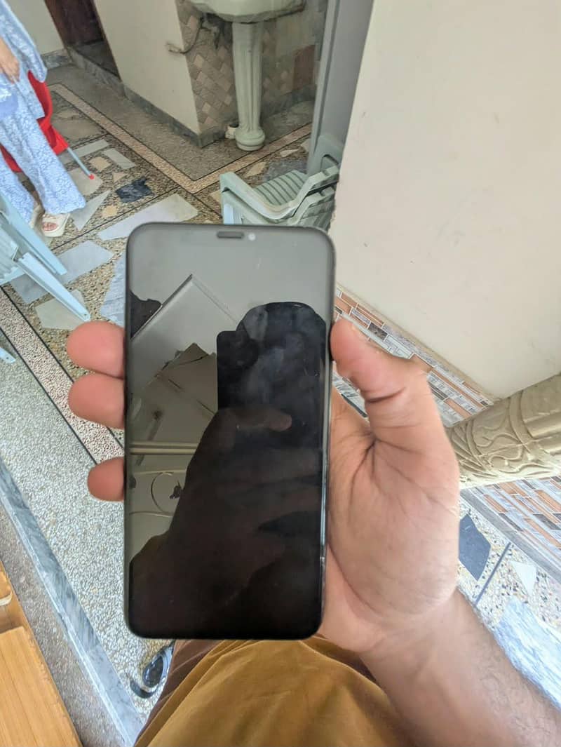 Apple iPhone XS Max 4