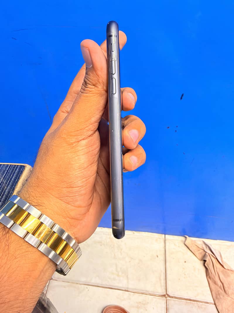 Apple iPhone 11 4
