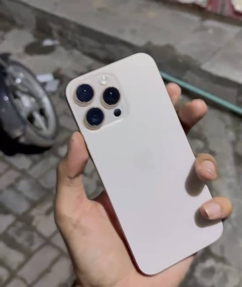 Apple iPhone 16 Pro 0
