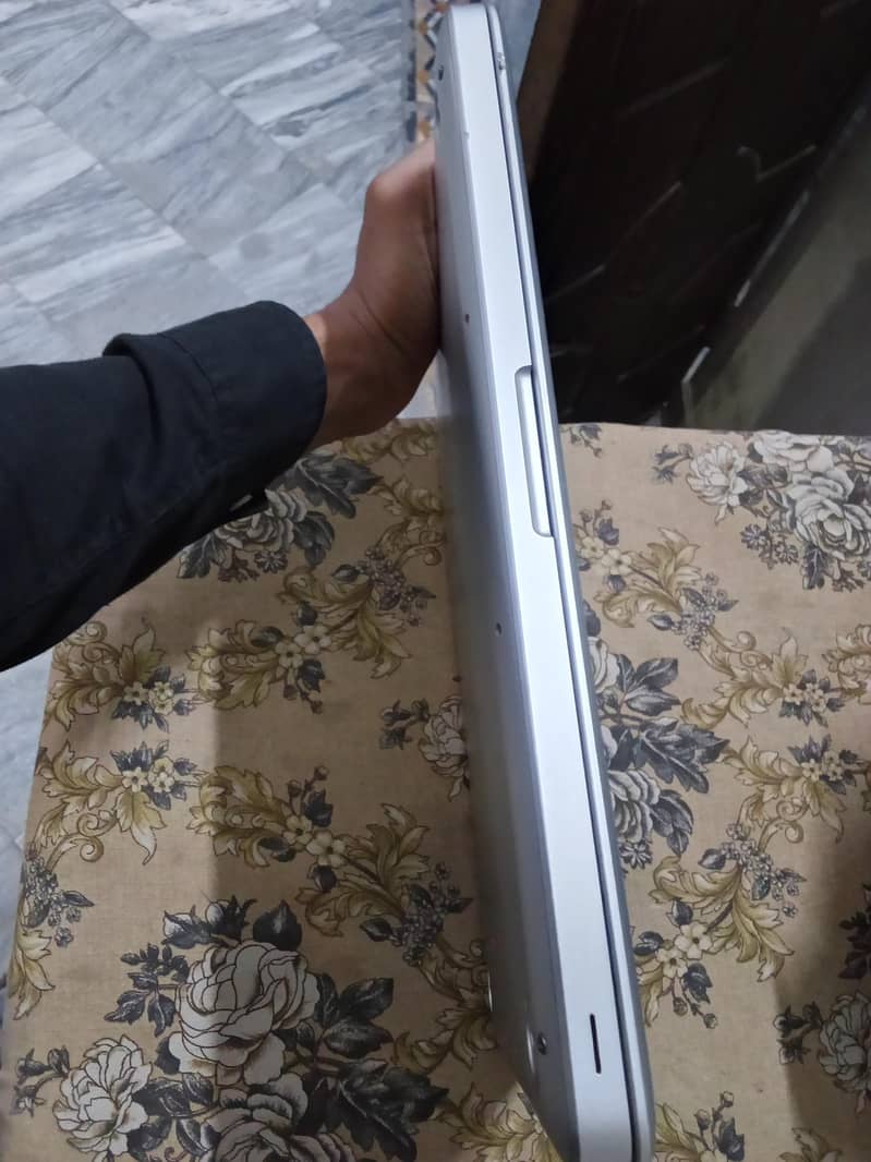 MacBook pro new condition 3
