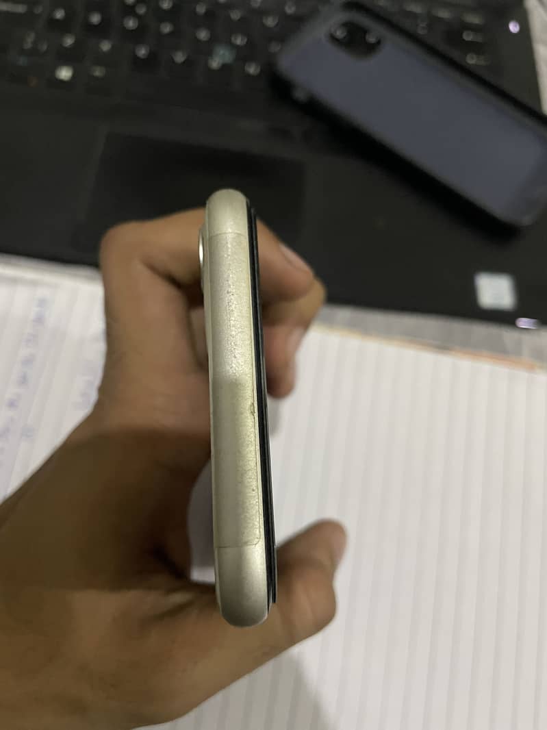 Apple iPhone 11 4