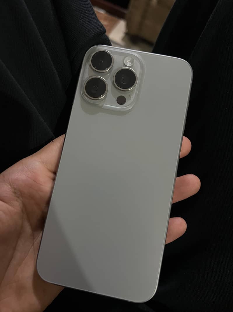 Apple iPhone 15 Pro Max 4